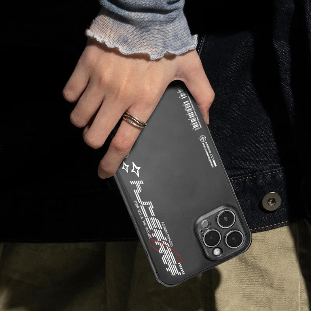 كڤر حماية Shimo من Skinarma نحيف ومتين 0.6 مم من البولي كربونات لهاتف iPhone 14 Pro | أسود