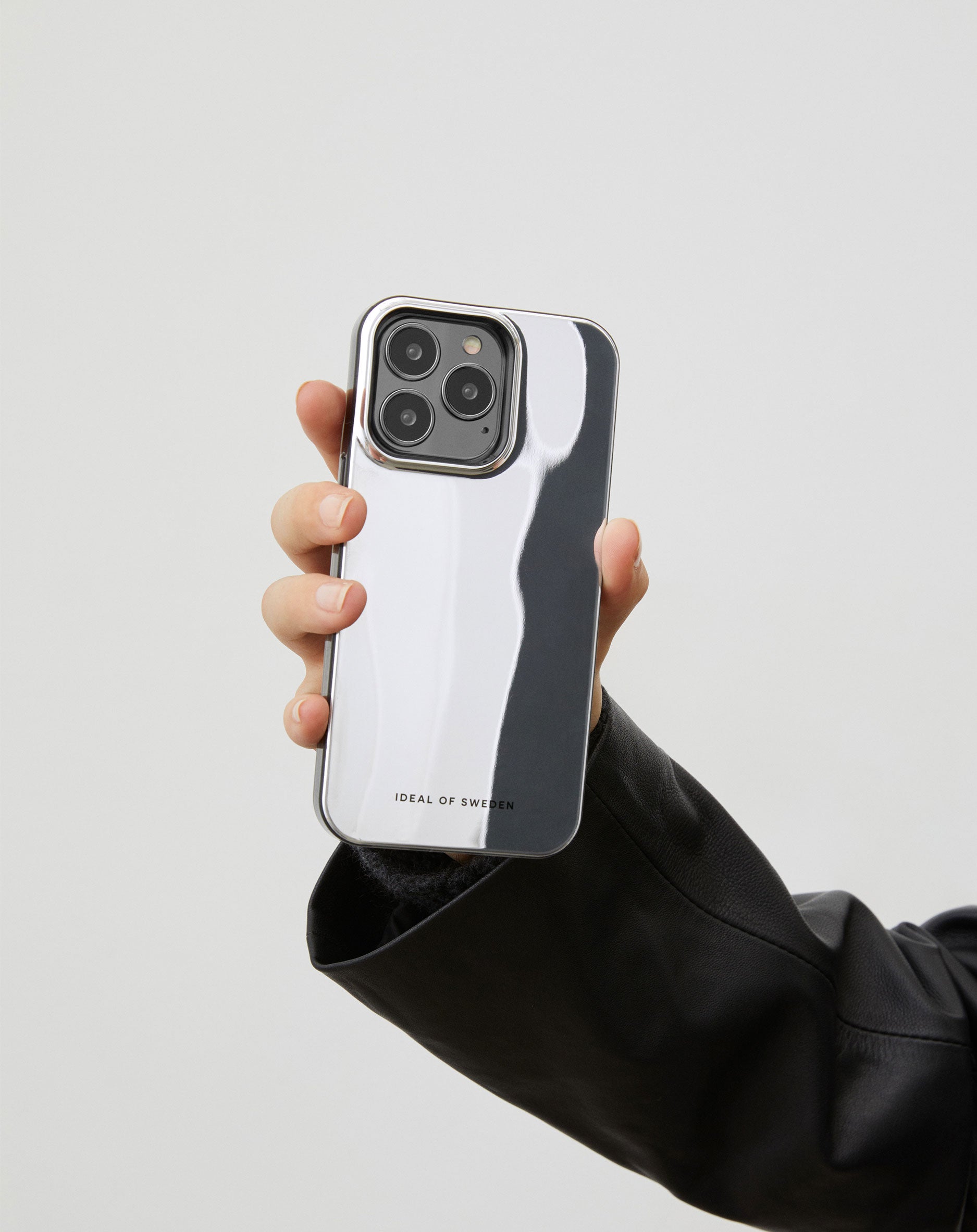 كڤر حماية لهاتف iPhone 15 Pro من Ideal Of Sweden | ميرور
