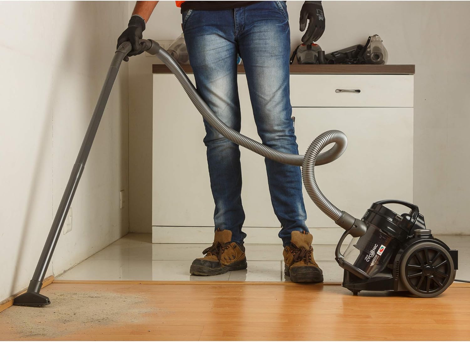 مكنسة كهربائية Black & Decker بقوة 1400 واط بدون كيس | أسود