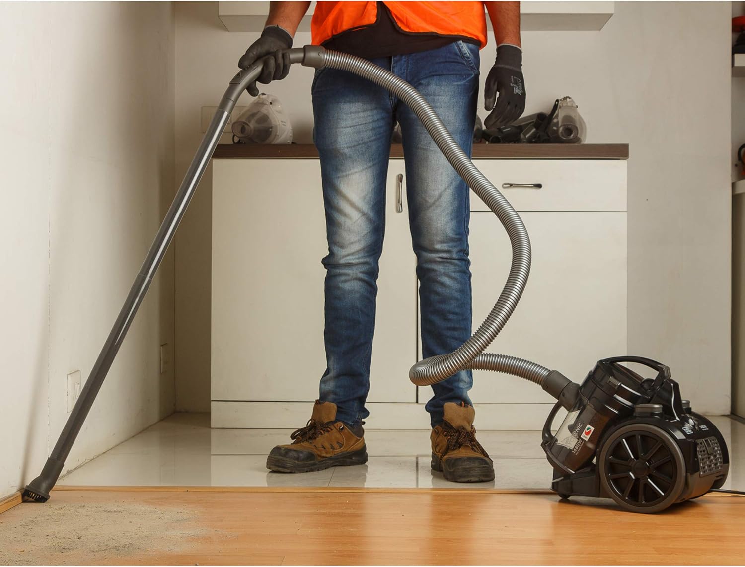 مكنسة كهربائية Black & Decker بقوة 1400 واط بدون كيس | أسود