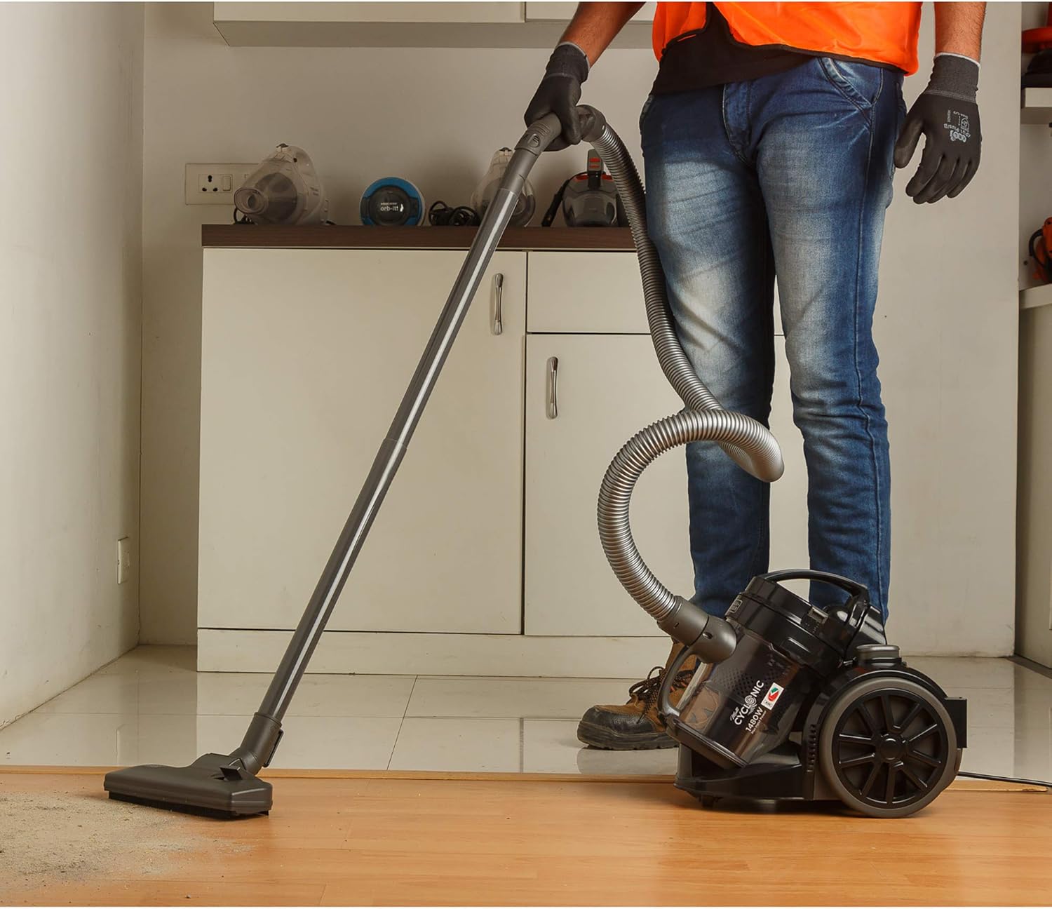 مكنسة كهربائية Black & Decker بقوة 1400 واط بدون كيس | أسود