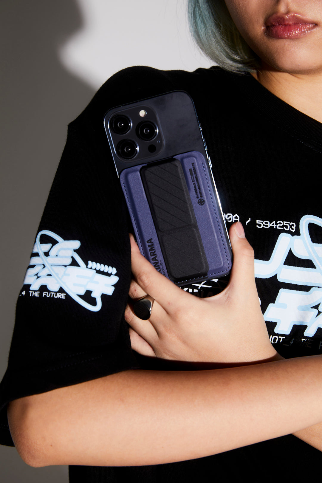 SkinArma Kado Mag Charge Card Holder With Grip Stand | Purple/Black