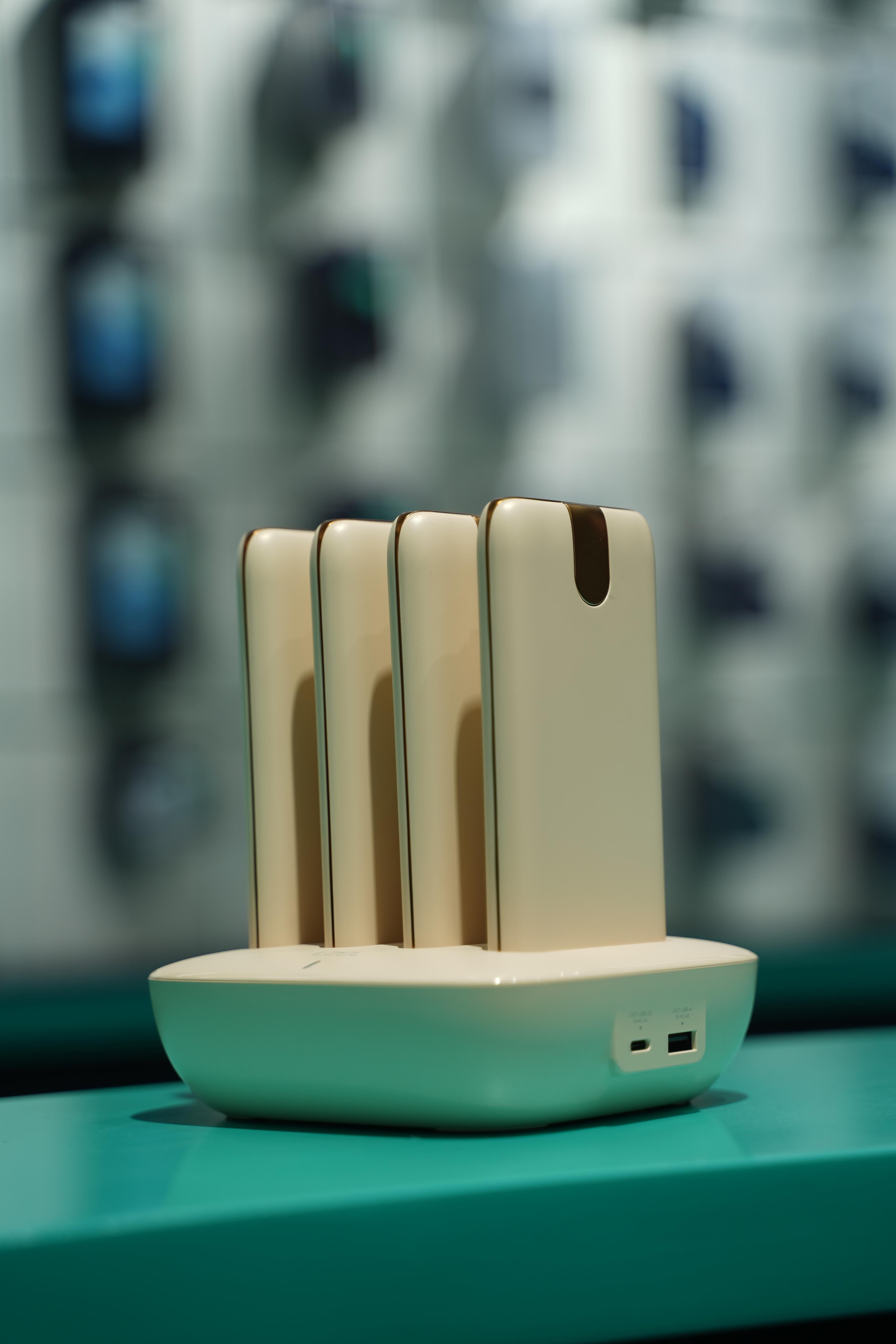 محطة الطاقة المحمولة QUADRA ENERGIA Y من ليزل 10000 مللي أمبير × 4 مع كيبل مدمج Lightning و Type-C|أصفر