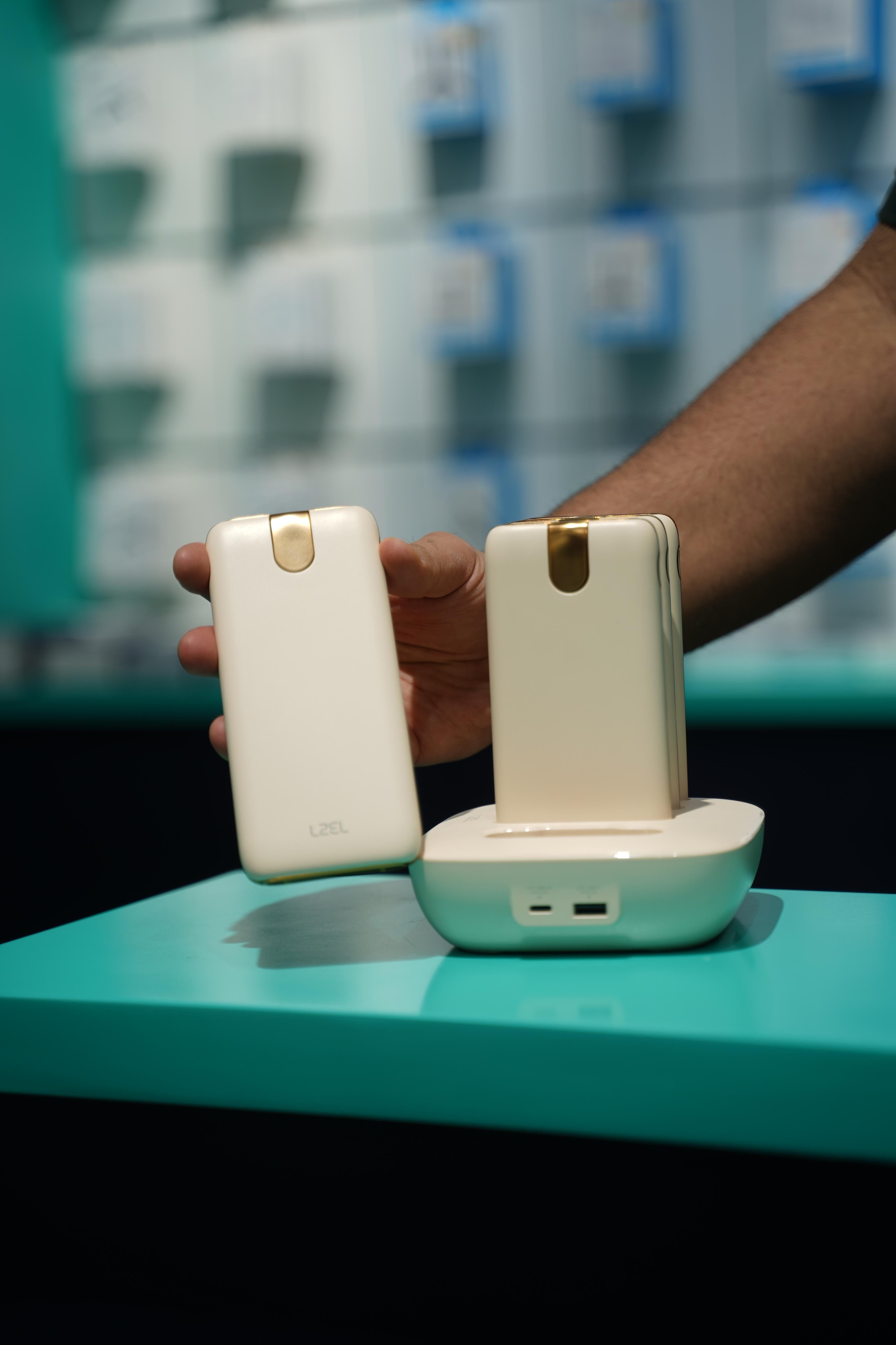 محطة الطاقة المحمولة QUADRA ENERGIA Y من ليزل 10000 مللي أمبير × 4 مع كيبل مدمج Lightning و Type-C|أصفر