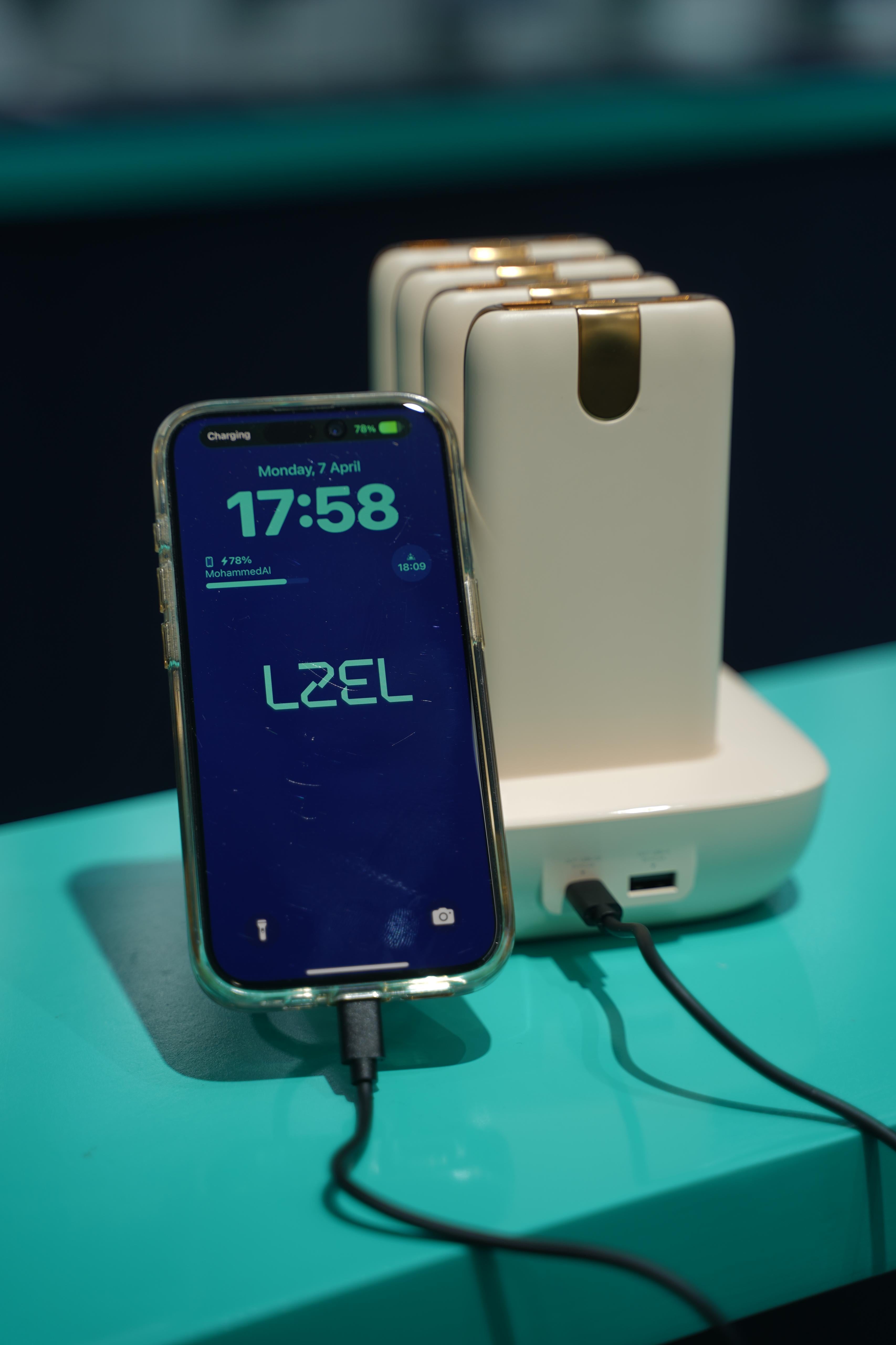 محطة الطاقة المحمولة QUADRA ENERGIA Y من ليزل 10000 مللي أمبير × 4 مع كيبل مدمج Lightning و Type-C|أصفر