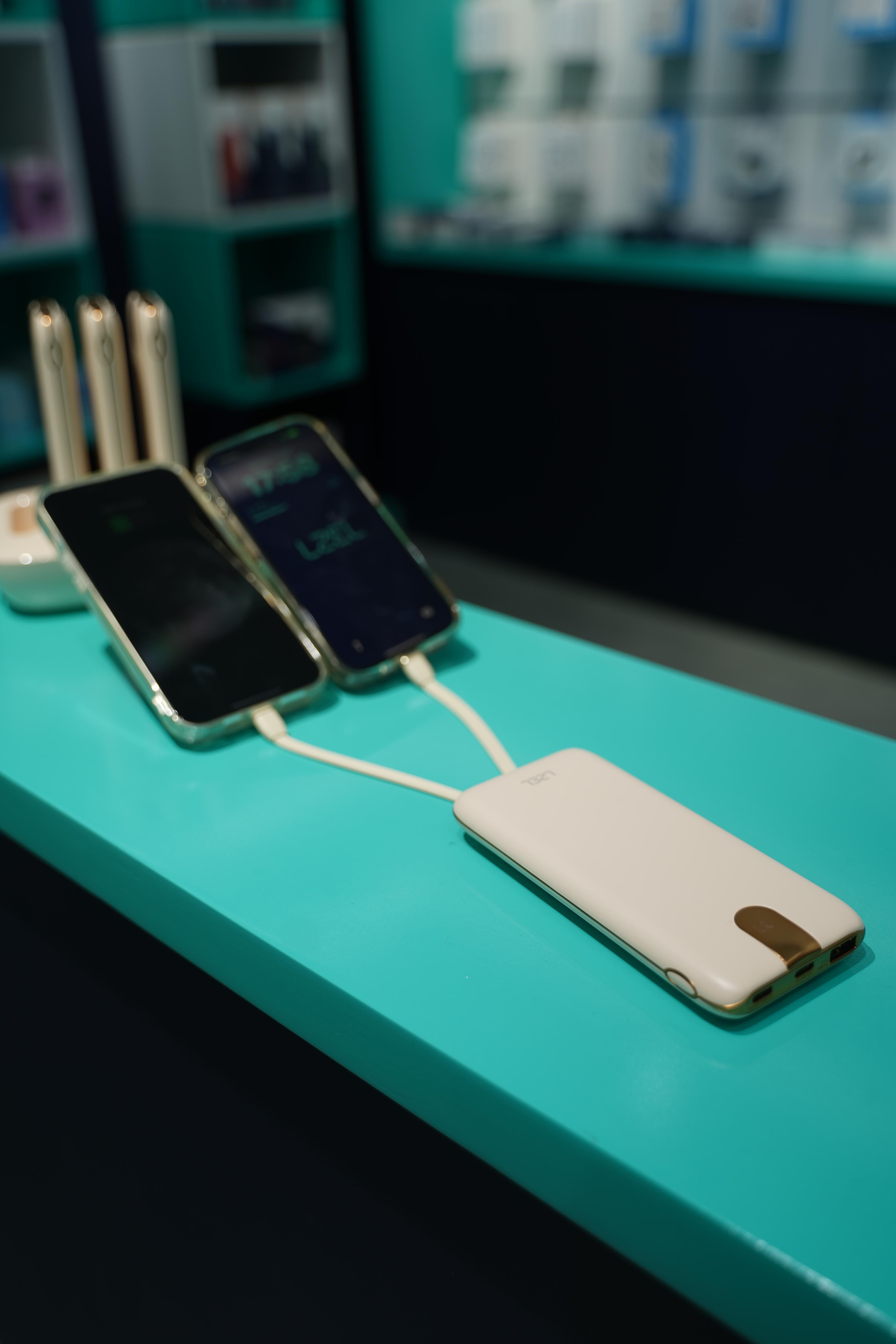 محطة الطاقة المحمولة QUADRA ENERGIA Y من ليزل 10000 مللي أمبير × 4 مع كيبل مدمج Lightning و Type-C|أصفر