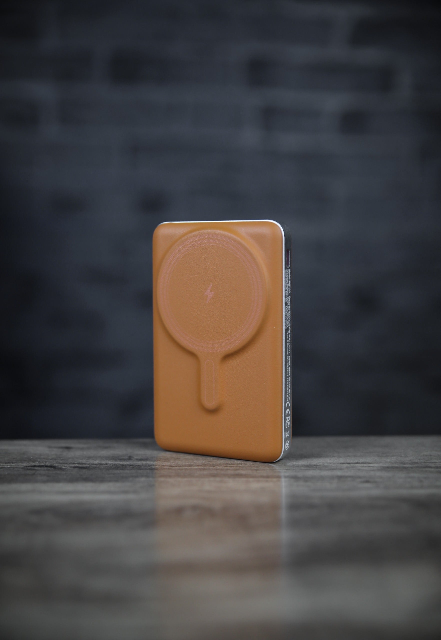 Novus MagPower بطارية شحن متنقلة محمولة من ليزل PD بسعة 10,000 مللي أمبير بقوة 20 واط متوافق مع MagSafe مع كيبل USB-C | برتقالي