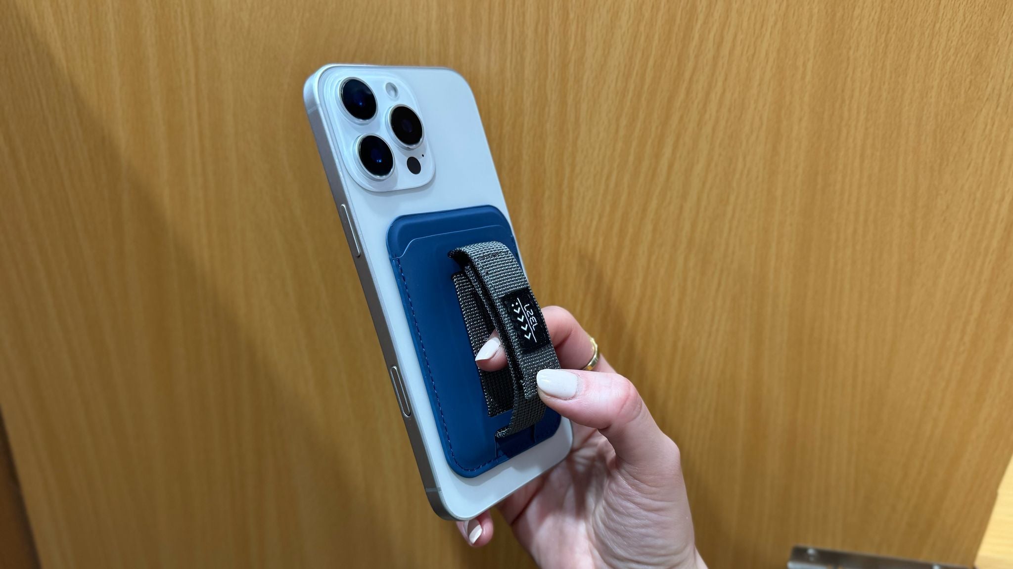 محفظة مغناطيسية مصنوعة من الجلد من ليزل متوافقة مع MagSafe | أزرق