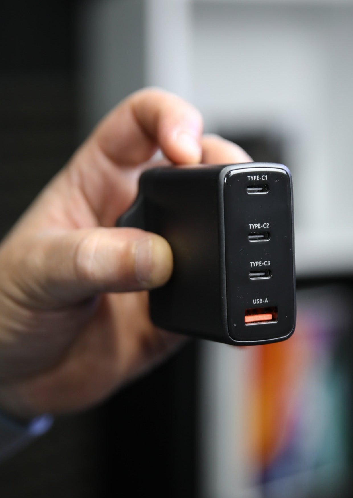 شاحن حائط فائق السرعة من ليزل بقوة 100 واط بأربع منافذ USB بتقنية GaN | أسود
