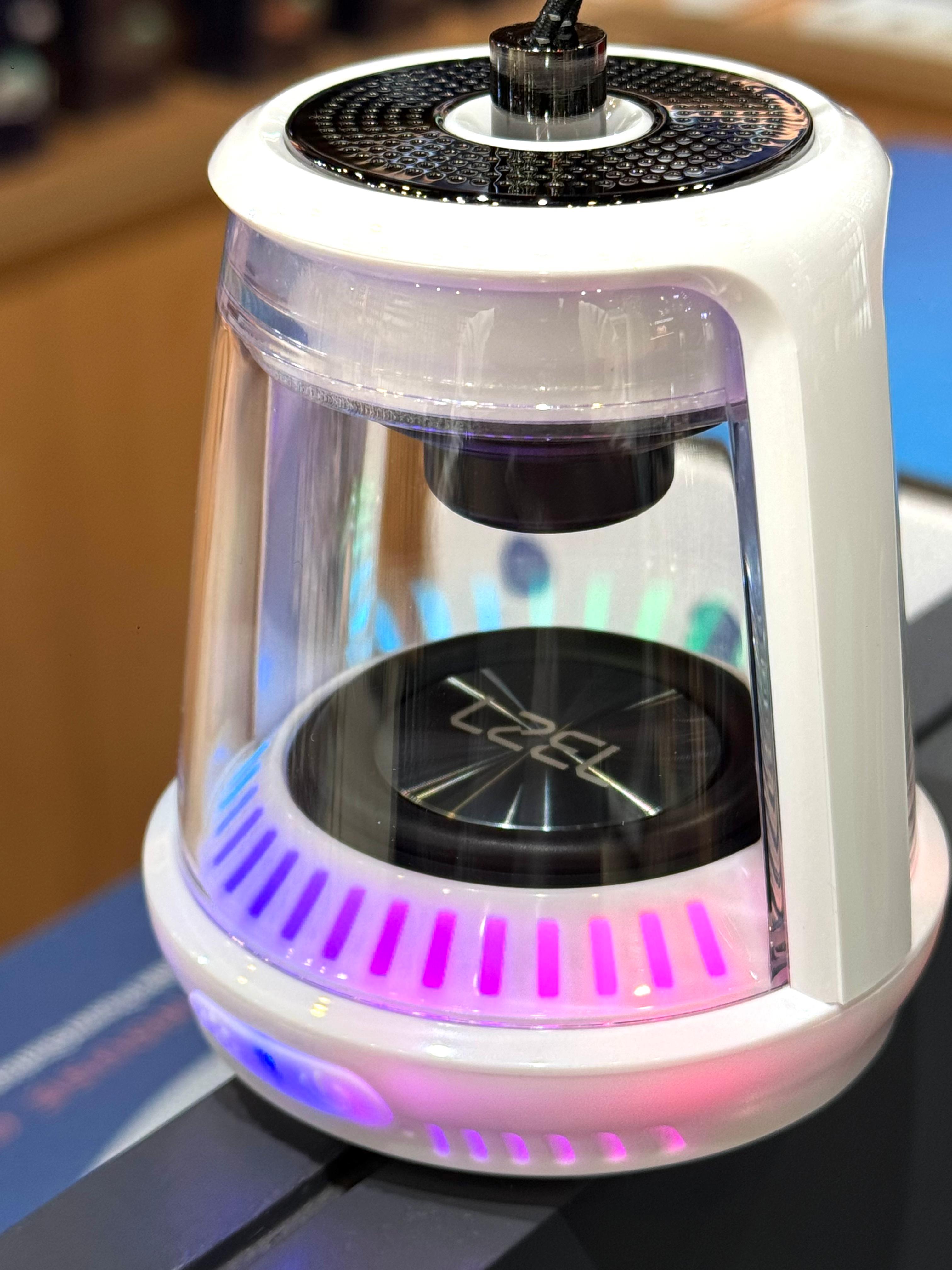 مكبر صوت لاسلكي علي شكل مصباح من ليزل مع اضواء RGB | أبيض