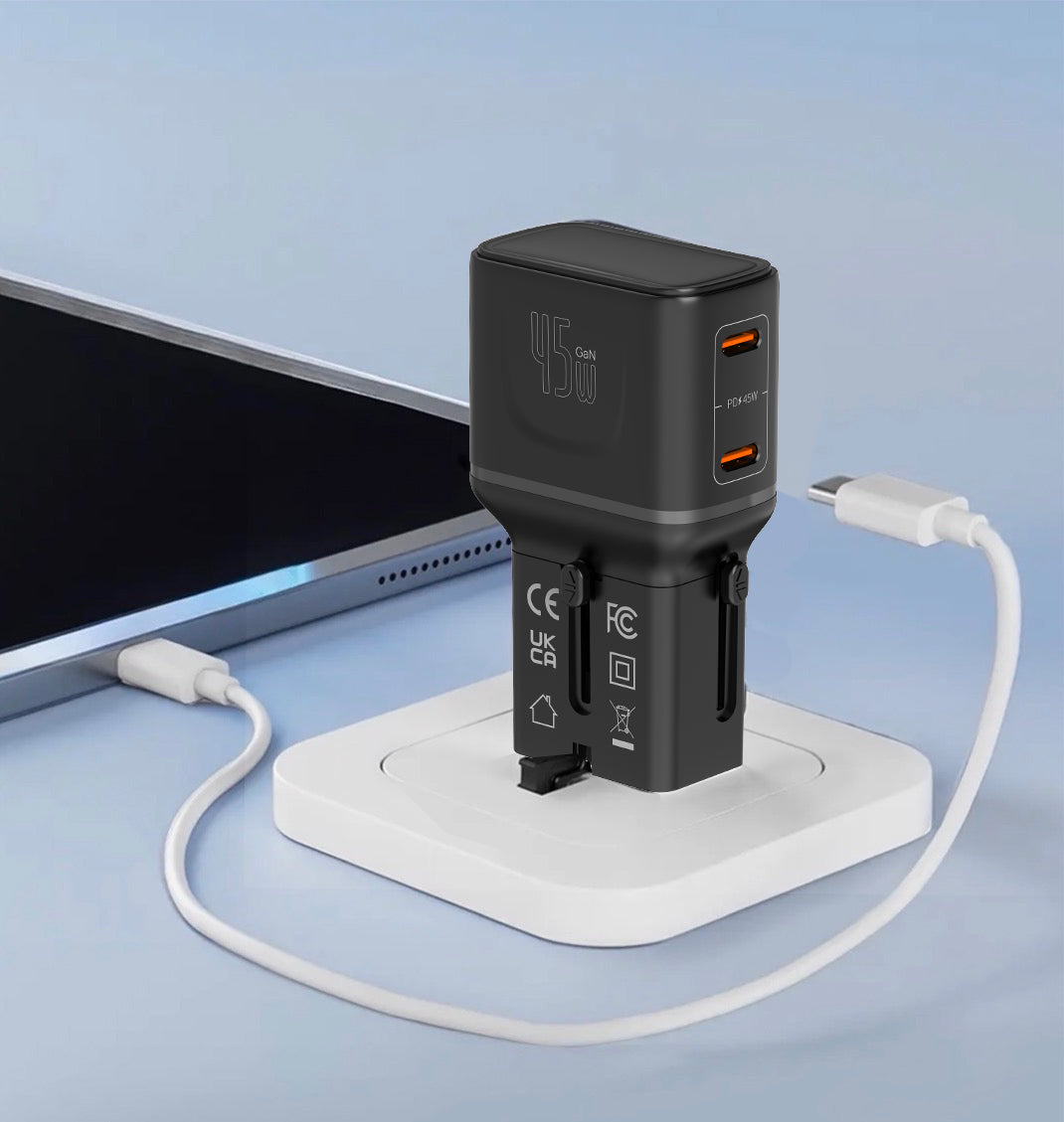 شاحن الحائط للسفر من سلسلة ترافل برو من ليزل بقدرة خمسةٍ وأربعين واط، بمنفذين للشحن من نوع تايب سي، بتقنية غاليوم نيتريد، ومتوافق عالميًا | أسود