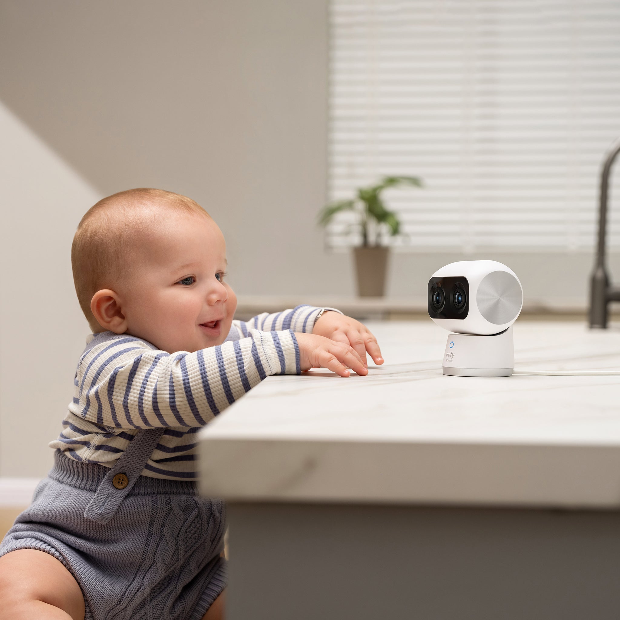 كاميرا المراقبة الذكية من Eufy كاميرا مزدوجة بدقة 4K | أبيض