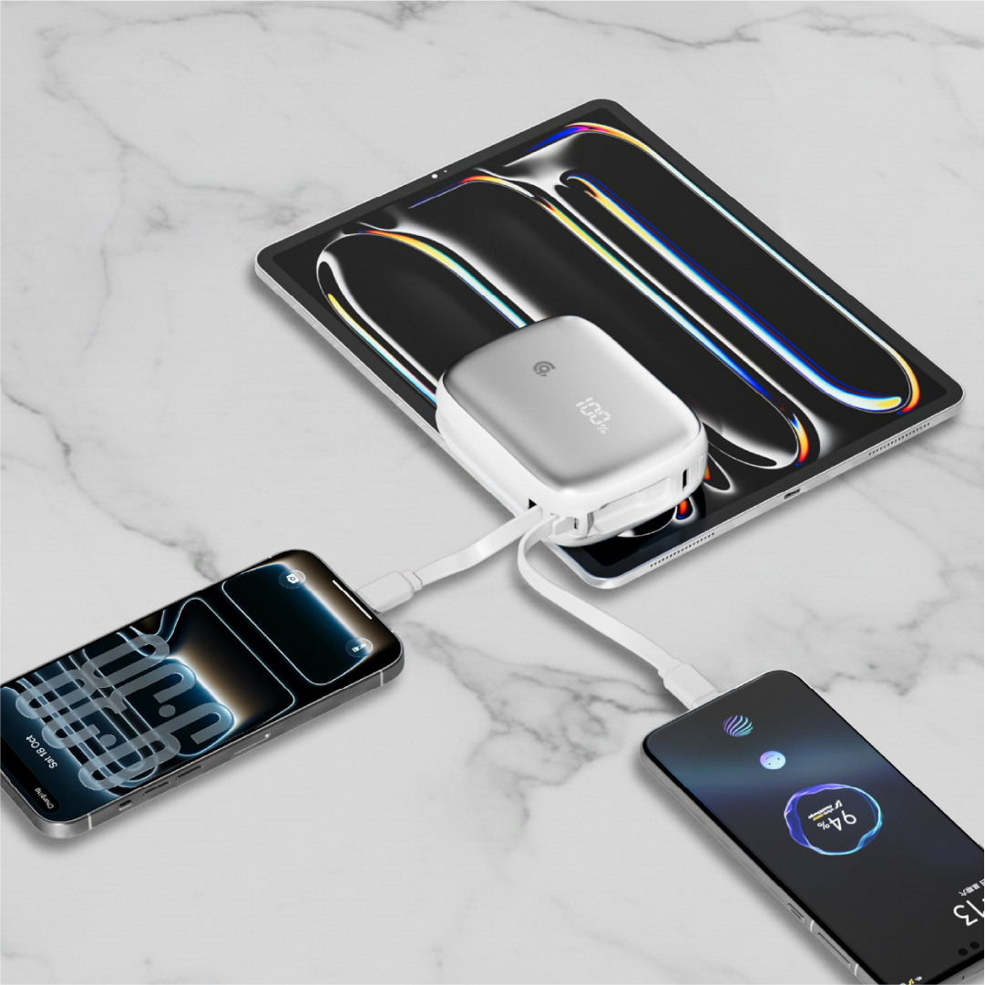 باور بانك من 90% percent بسعة 22.5 واط، مزود بكابلين مدمجين | Usb-C & Lightning | فضي
