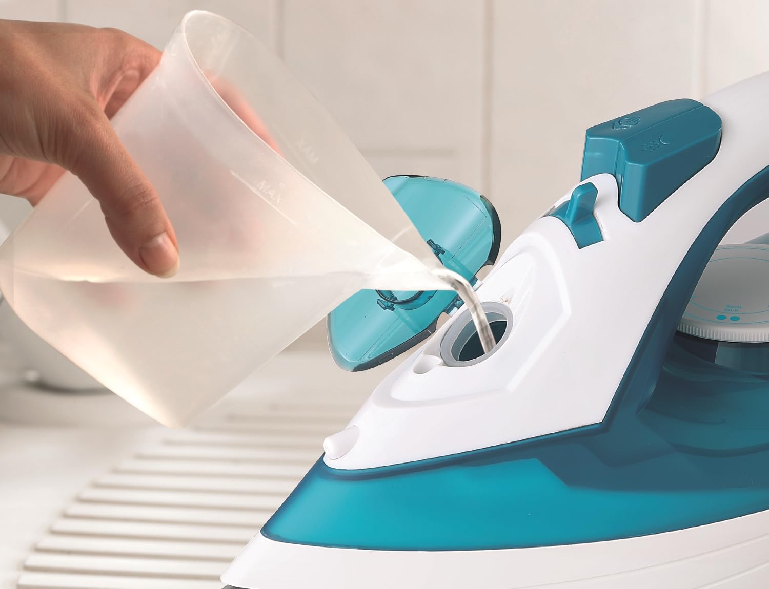 مكواة بخار X1575-B5 من Black & Decker قوة 1600 واط قاعدة سيراميك | أبيض وأخضر