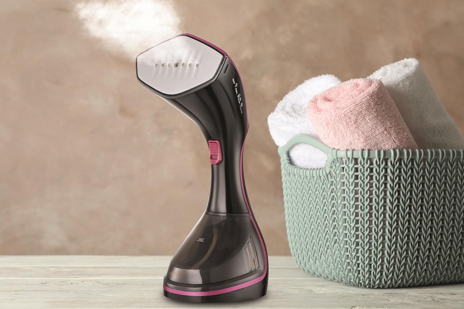 كواية ملابس HSTD1600-B5 من Black & Decker بقوة 1600 واط مع قاعدة سيراميك و شاشة عرض LED  رقمية | أسود