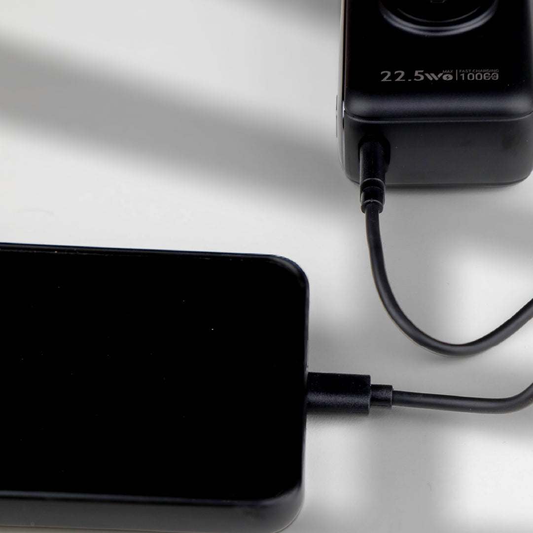 باور بانك LZEL Ampflow10 Mini – سعة 10000 مللي أمبير | شحن سريع 22.5 واط | كابلات مدمجة Type-C و Lightning | شحن لاسلكي