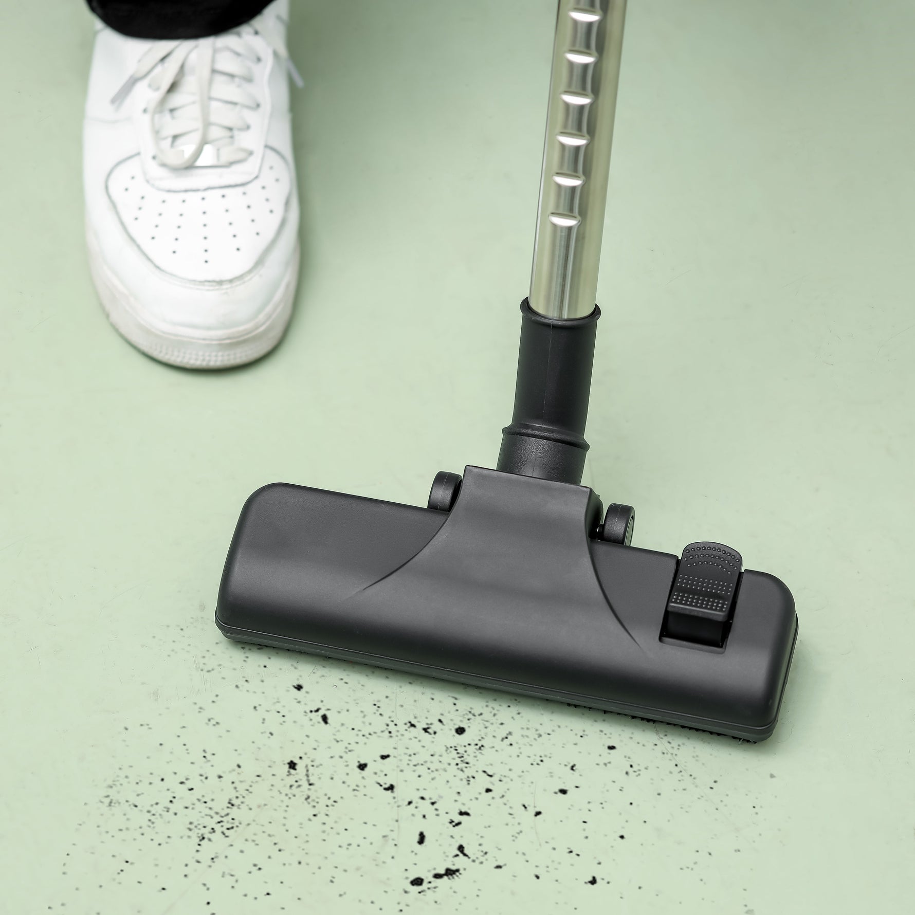 مكنسة برميلية – 2300 واط Geepas ، خزان حديد 21 لتر، وظائف جافة ونفخ، عالية الكفاءة، مؤشر امتلاء الغبار