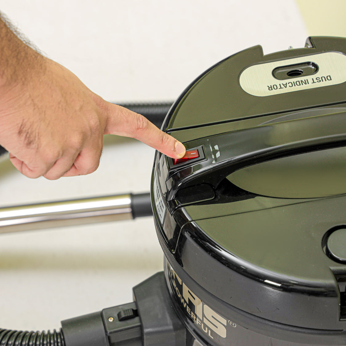 مكنسة Geepas برميلية 2300 واط – سعة كيس غبار 25 لتر، جسم أنيق، خزان حديد، شفط قوي، وظائف جافة ورطبة مع مؤشر كامل