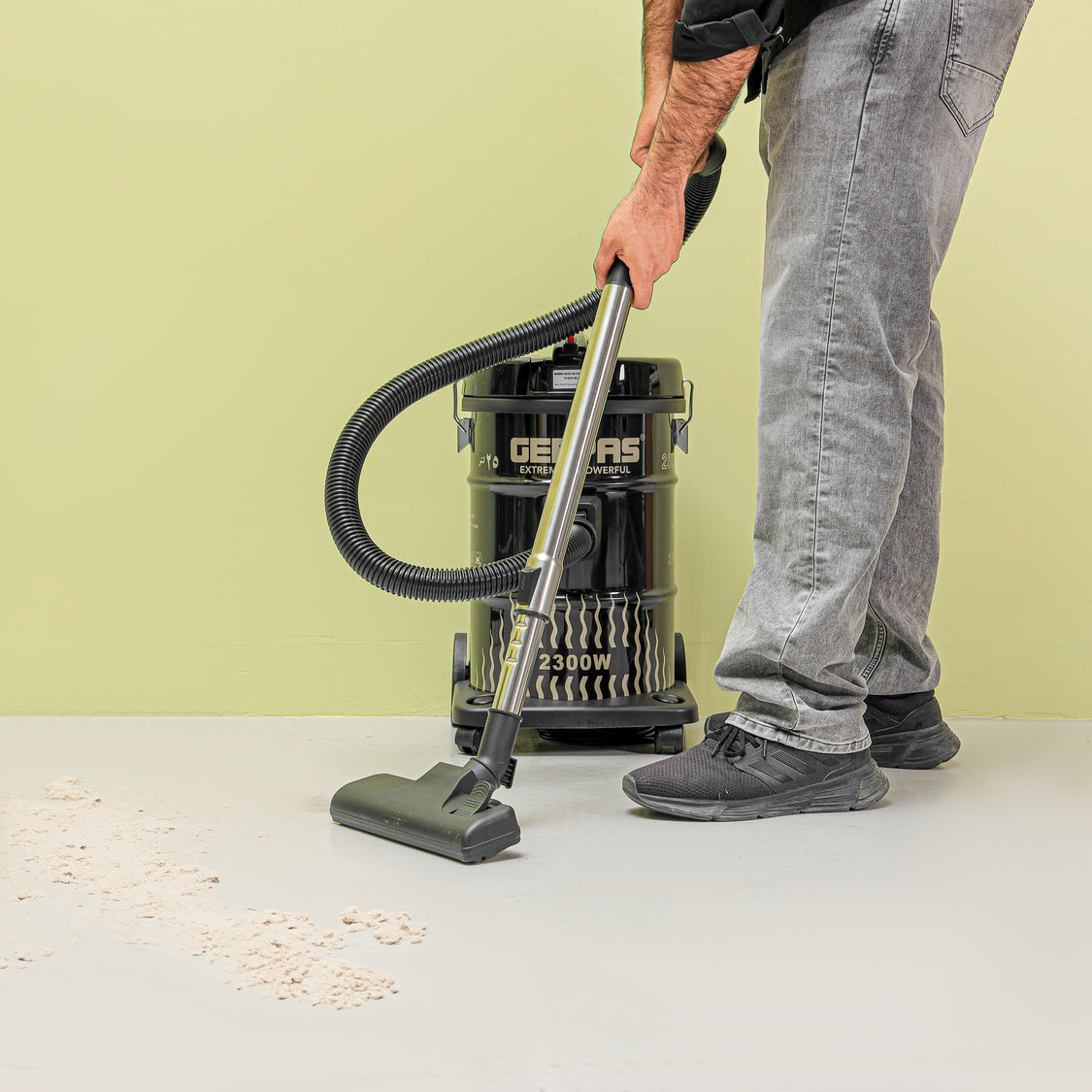 مكنسة Geepas برميلية 2300 واط – سعة كيس غبار 25 لتر، جسم أنيق، خزان حديد، شفط قوي، وظائف جافة ورطبة مع مؤشر كامل