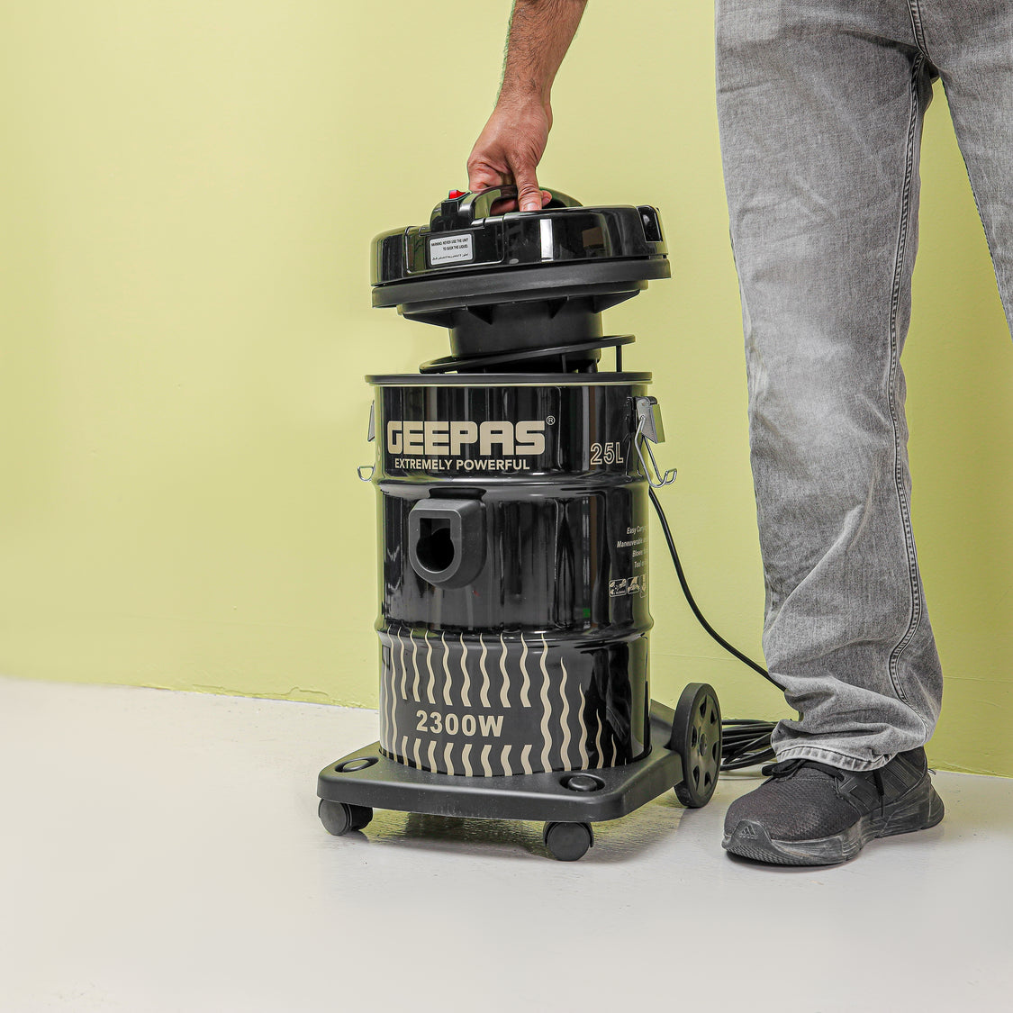 مكنسة Geepas برميلية 2300 واط – سعة كيس غبار 25 لتر، جسم أنيق، خزان حديد، شفط قوي، وظائف جافة ورطبة مع مؤشر كامل