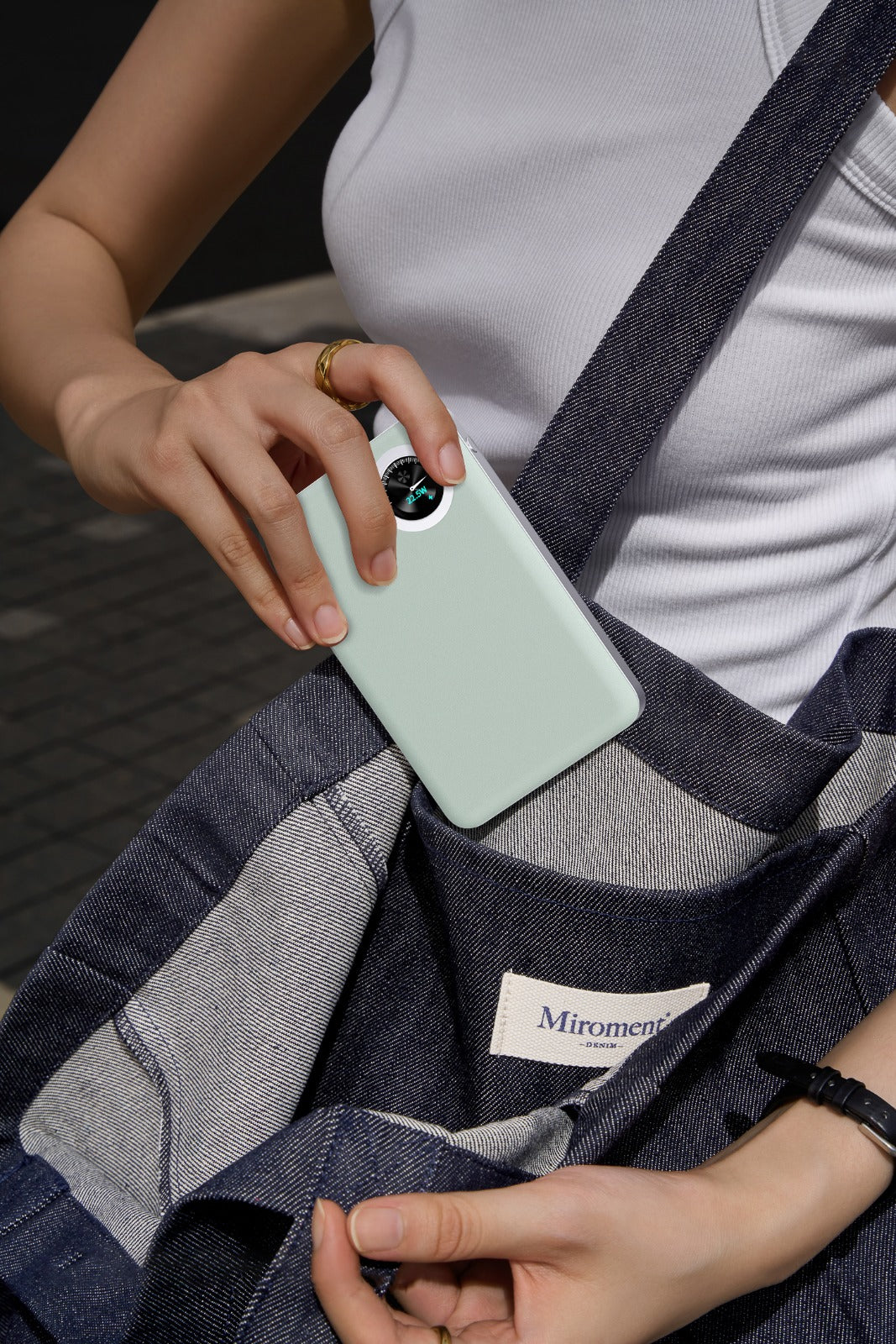 Novus MagPower  بطارية شحن متنقلة محمولة من ليزل PD بسعة 10,000 مللي أمبير بقوة 20 واط متوافق مع  MagSafe مع كيبل USB-C  | أخضر فاتح