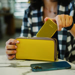 بطارية متنقلة Q.Mag Power 6 من Momax اللاسلكي المغناطيسي – شاحن MagSafe فائق النحافة بسعة 5000 مللي أمبير | ذهبي