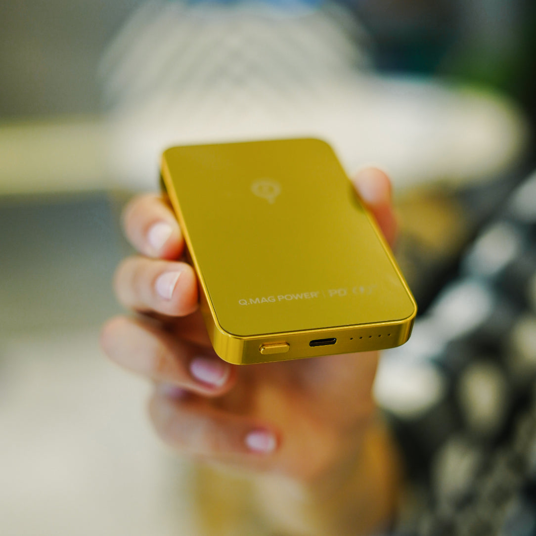 بطارية متنقلة Q.Mag Power 6 من Momax اللاسلكي المغناطيسي – شاحن MagSafe فائق النحافة بسعة 5000 مللي أمبير | ذهبي