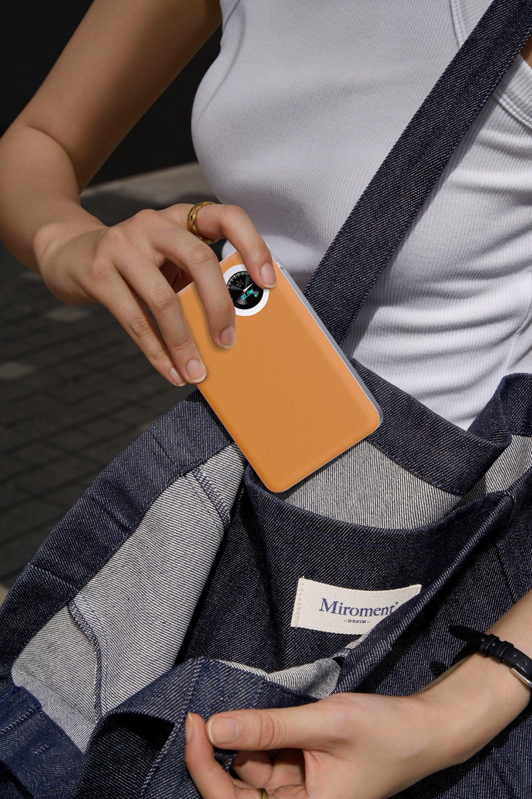 Novus MagPower  بطارية شحن متنقلة محمولة من ليزل PD بسعة 10,000 مللي أمبير بقوة 20 واط متوافق مع  MagSafe مع كيبل USB-C  | برتقالي