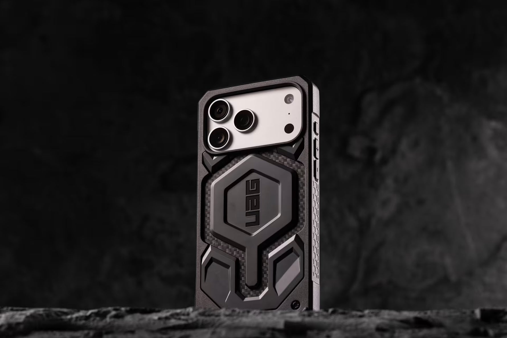 UAG iPhone 17 Pro Max Monarch Pro Magsafe Case | Carbon Fiber