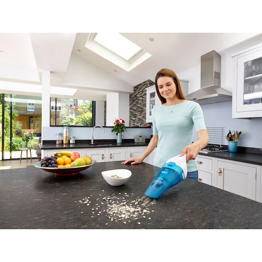 مكنسة يدوية لاسلكية Black & Decker Dustbuster® 3.6V 1.5Ah – للأتربة الجافة والرطبة مع قاعدة شحن وإكسسوارات