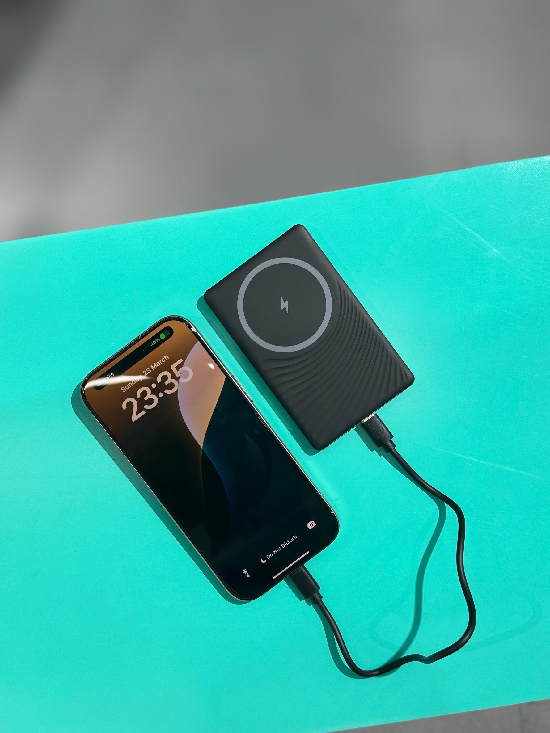 بطارية متنقلة مغناطيسية MagNexus Neox من ليزل بسعة 5000 مللي أمبير بشحن لاسلكي 15 واط | أسود