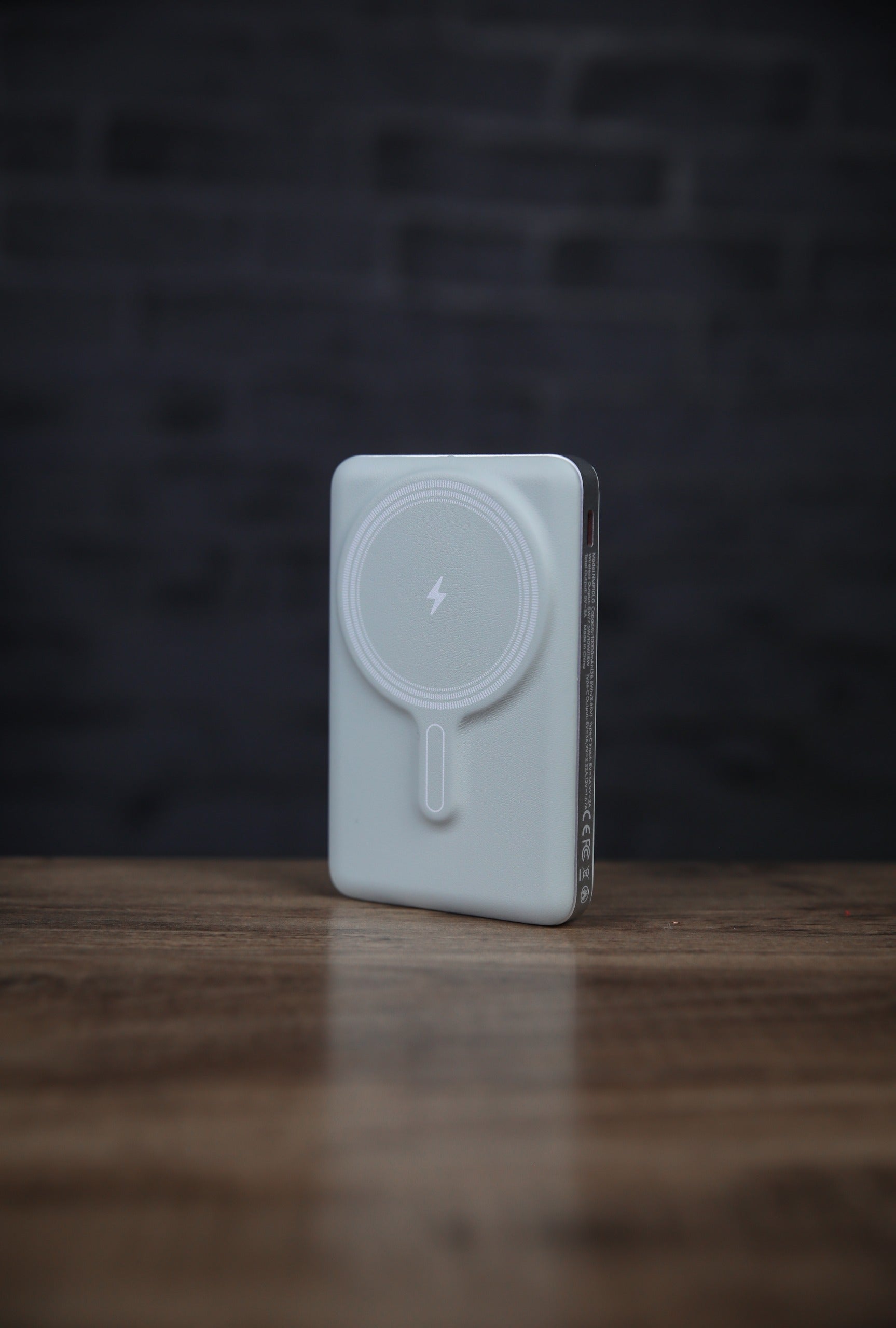 Novus MagPower  بطارية شحن متنقلة محمولة من ليزل PD بسعة 10,000 مللي أمبير بقوة 20 واط متوافق مع  MagSafe مع كيبل USB-C  | أخضر فاتح