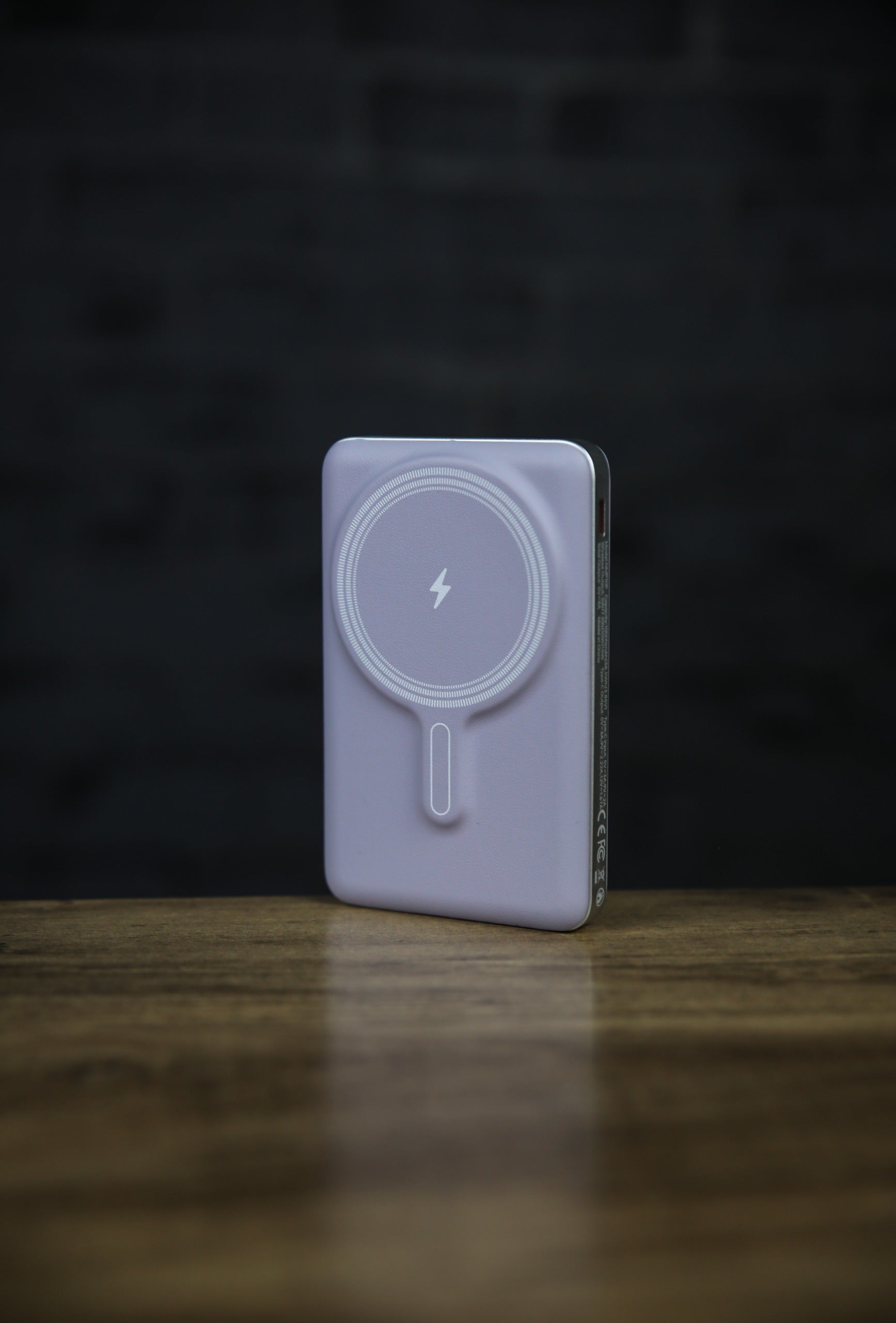 Novus MagPower  بطارية شحن متنقلة محمولة من ليزل PD بسعة 10,000 مللي أمبير بقوة 20 واط متوافق مع  MagSafe مع كيبل USB-C  | بنفسجي