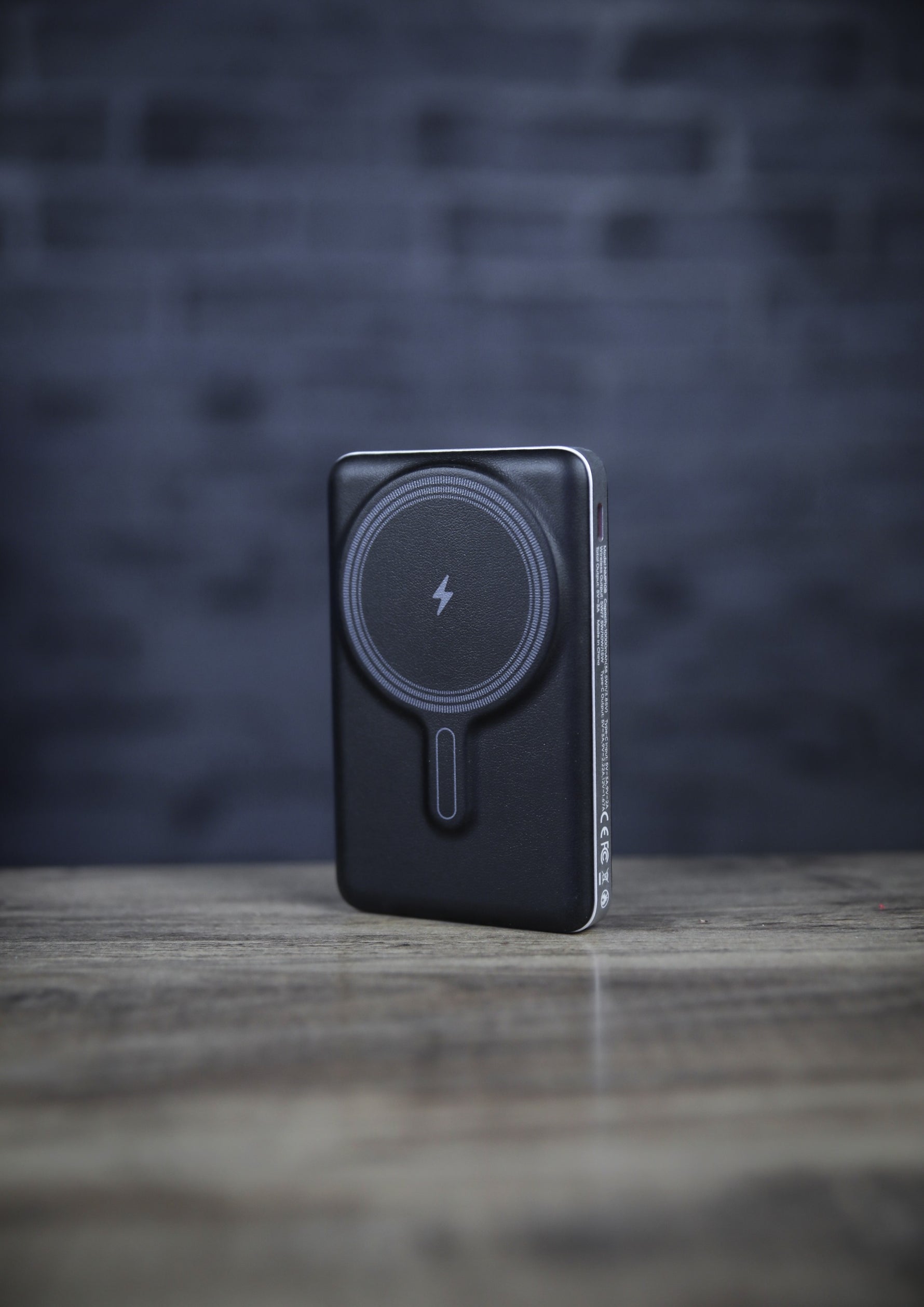 Novus MagPower  بطارية شحن متنقلة محمولة من ليزل PD بسعة 10,000 مللي أمبير بقوة 20 واط متوافق مع  MagSafe مع كيبل USB-C  | أسود