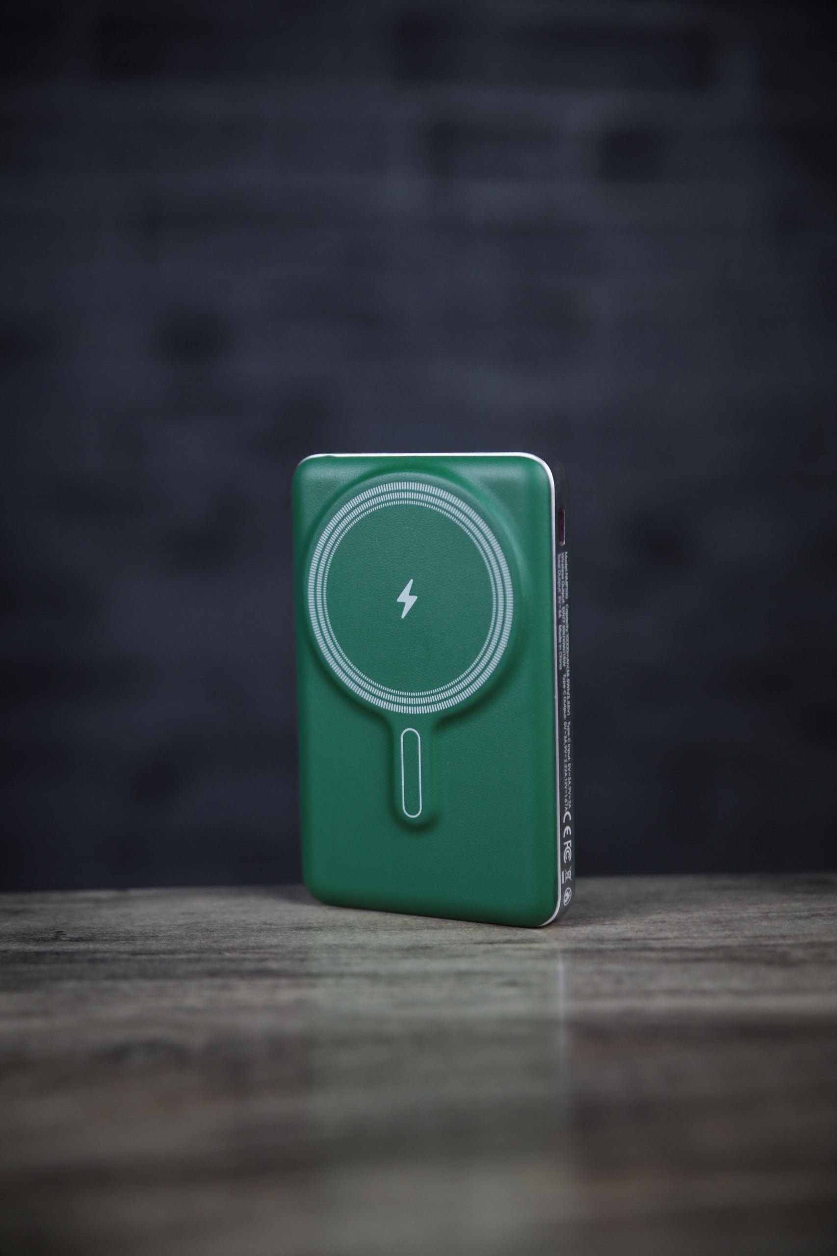 Novus MagPower  بطارية شحن متنقلة محمولة من ليزل PD بسعة 10,000 مللي أمبير بقوة 20 واط متوافق مع  MagSafe مع كيبل USB-C| أخضر