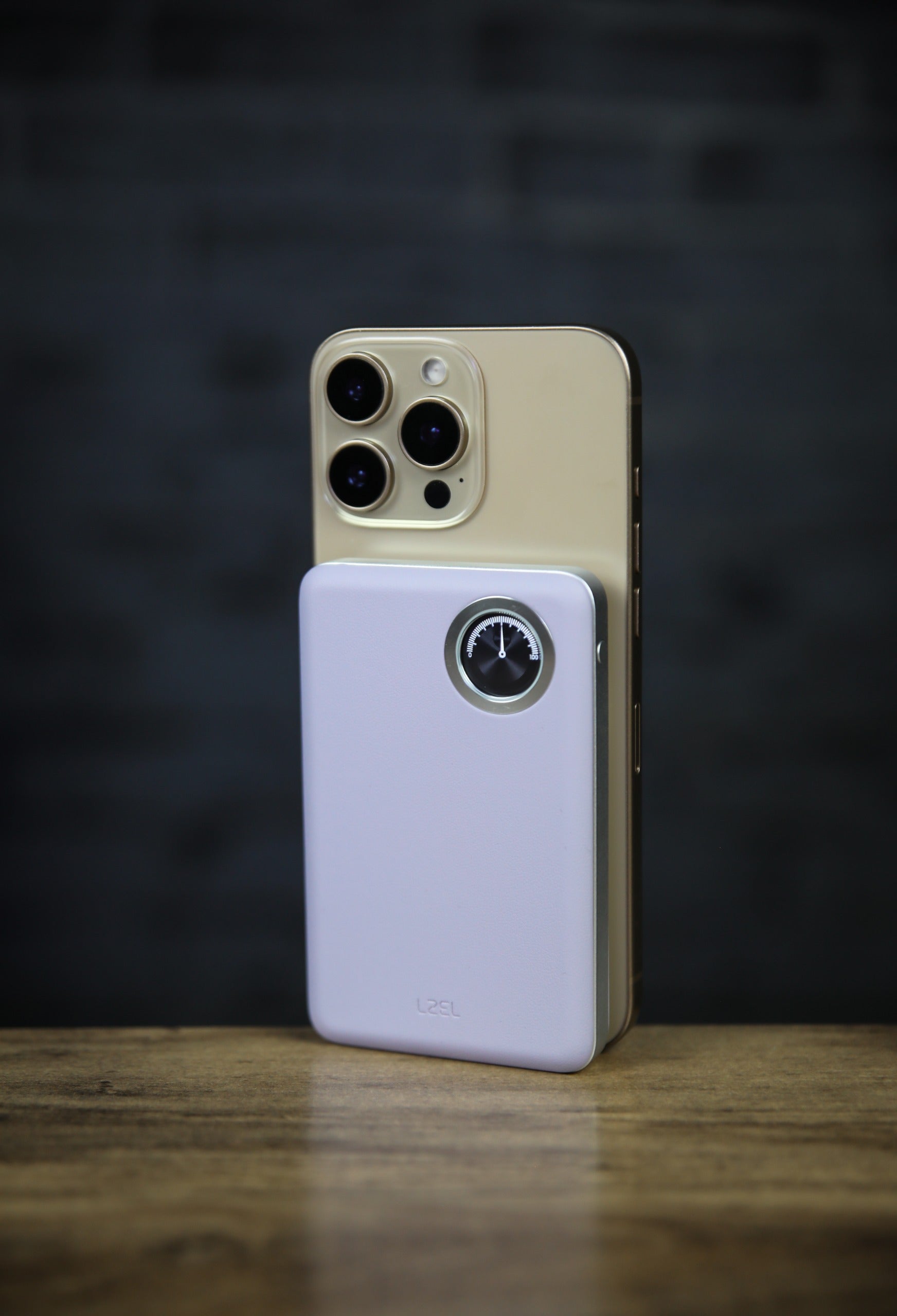 Novus MagPower  بطارية شحن متنقلة محمولة من ليزل PD بسعة 10,000 مللي أمبير بقوة 20 واط متوافق مع  MagSafe مع كيبل USB-C  | بنفسجي