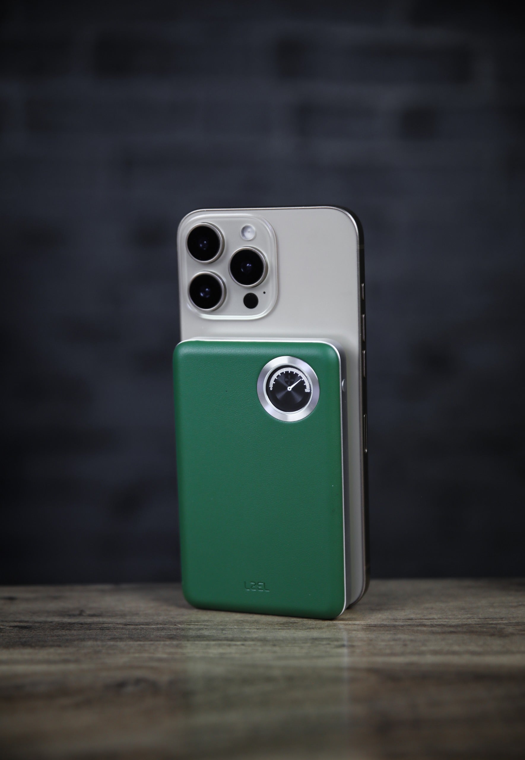 Novus MagPower  بطارية شحن متنقلة محمولة من ليزل PD بسعة 10,000 مللي أمبير بقوة 20 واط متوافق مع  MagSafe مع كيبل USB-C| أخضر