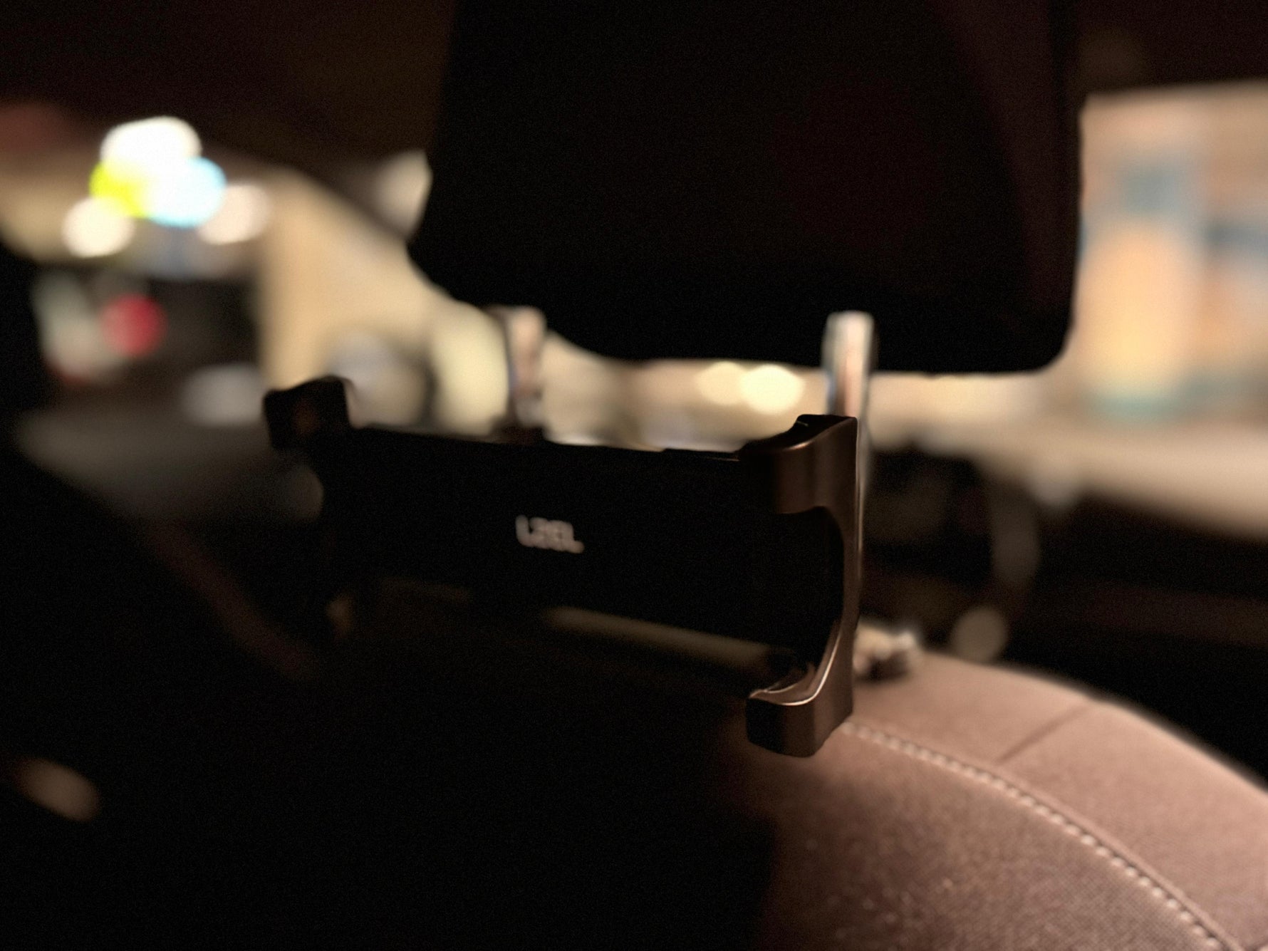 Magdrive Titan حامل تابلت وهاتف لمسند رأس مقعد السيارة من ليزل قابل للدوران 360 درجة