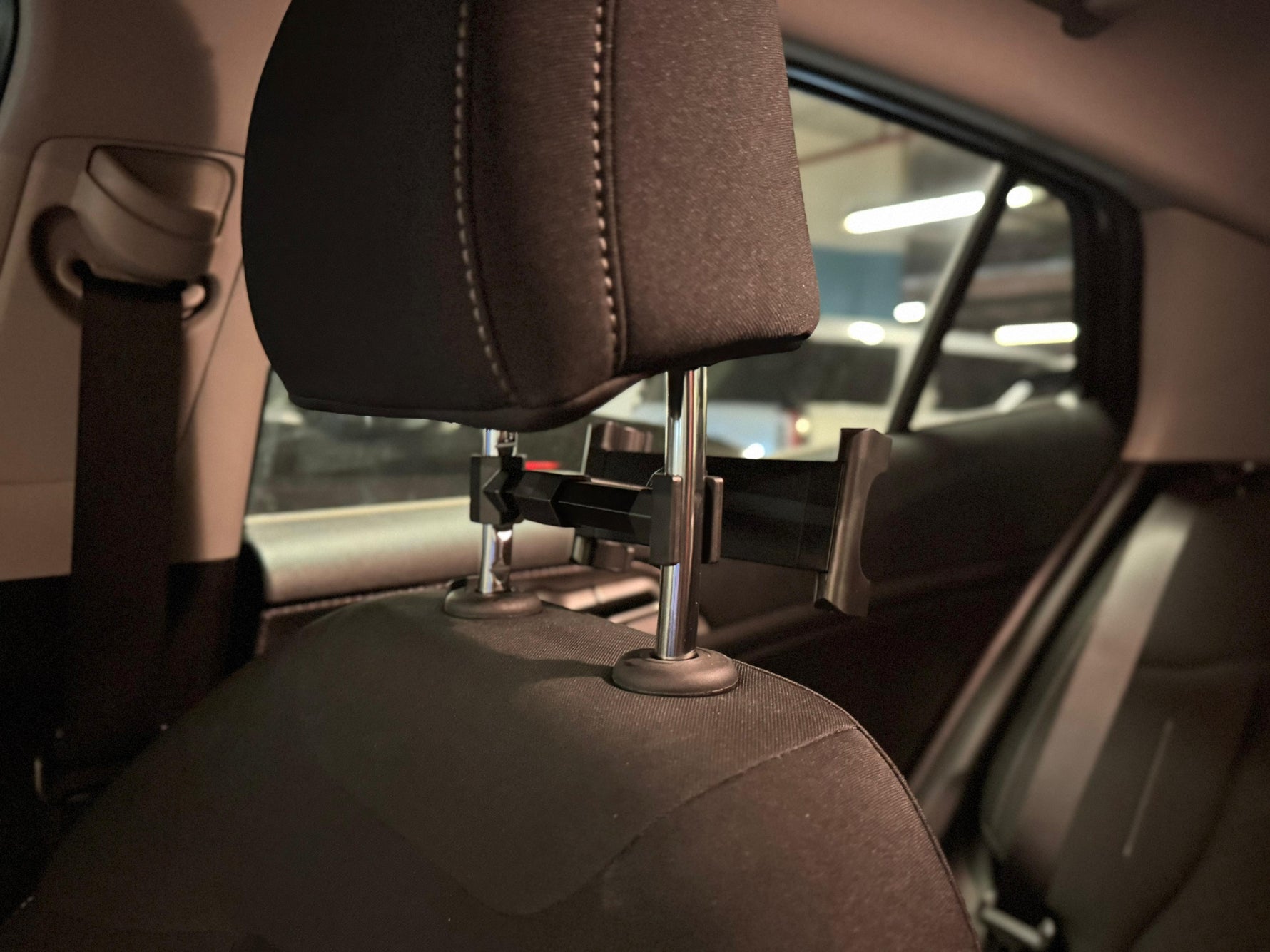 Magdrive Titan حامل تابلت وهاتف لمسند رأس مقعد السيارة من ليزل قابل للدوران 360 درجة