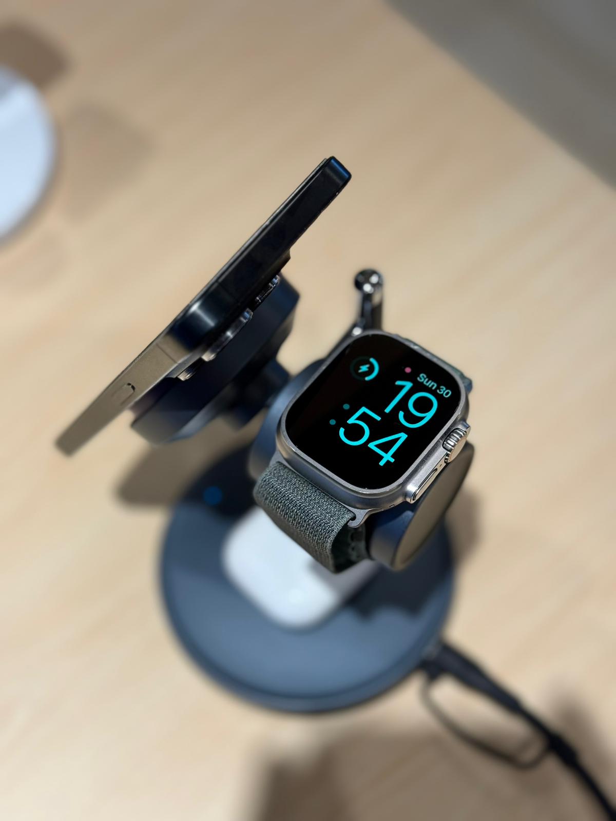 شاحن لاسلكي مكتبي من LZEL FlexDock Series 3-in-1 مغناطيسي | أسود