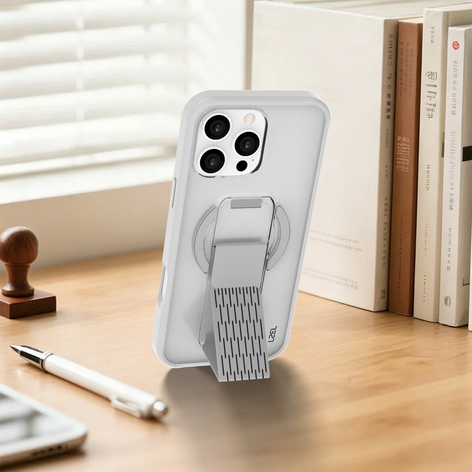 كڤر LZEL MatteMag Kickstand مع حزام – MagSafe مع حماية حواف معززة لهاتف iPhone 16 Pro | رمادي فاتح