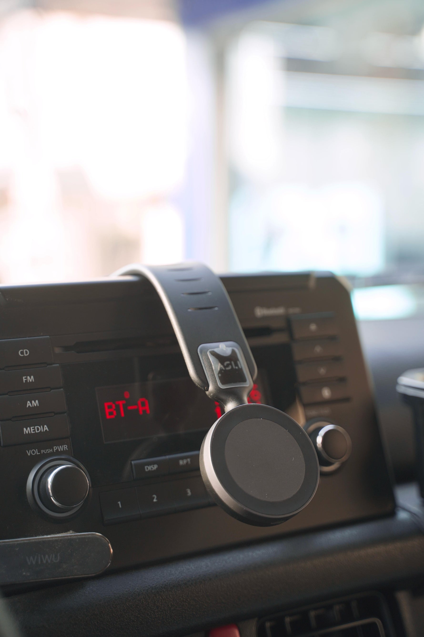 حامل سيارة للهاتف من أسلي جلوبال بحلقة مغناطيسية مع قاعدة دائرية دوارة وقوة مغناطيسية قوية