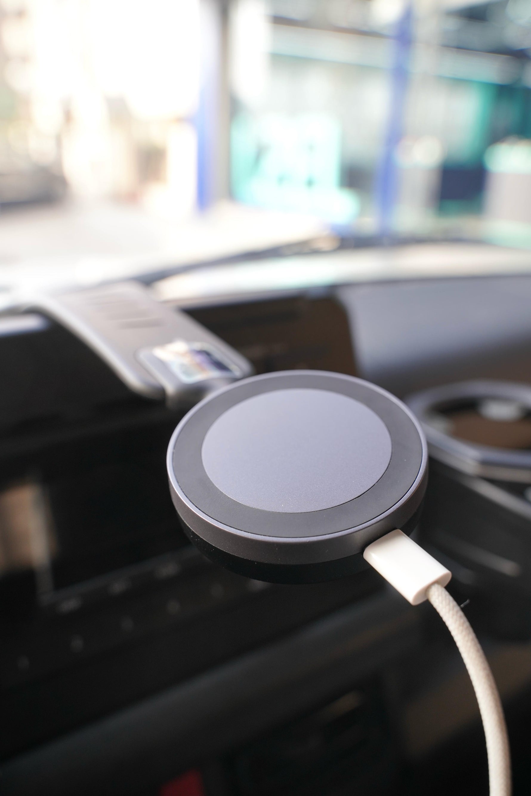 حامل سيارة للهاتف من أسلي جلوبال بحلقة مغناطيسية مع قاعدة دائرية دوارة وقوة مغناطيسية قوية