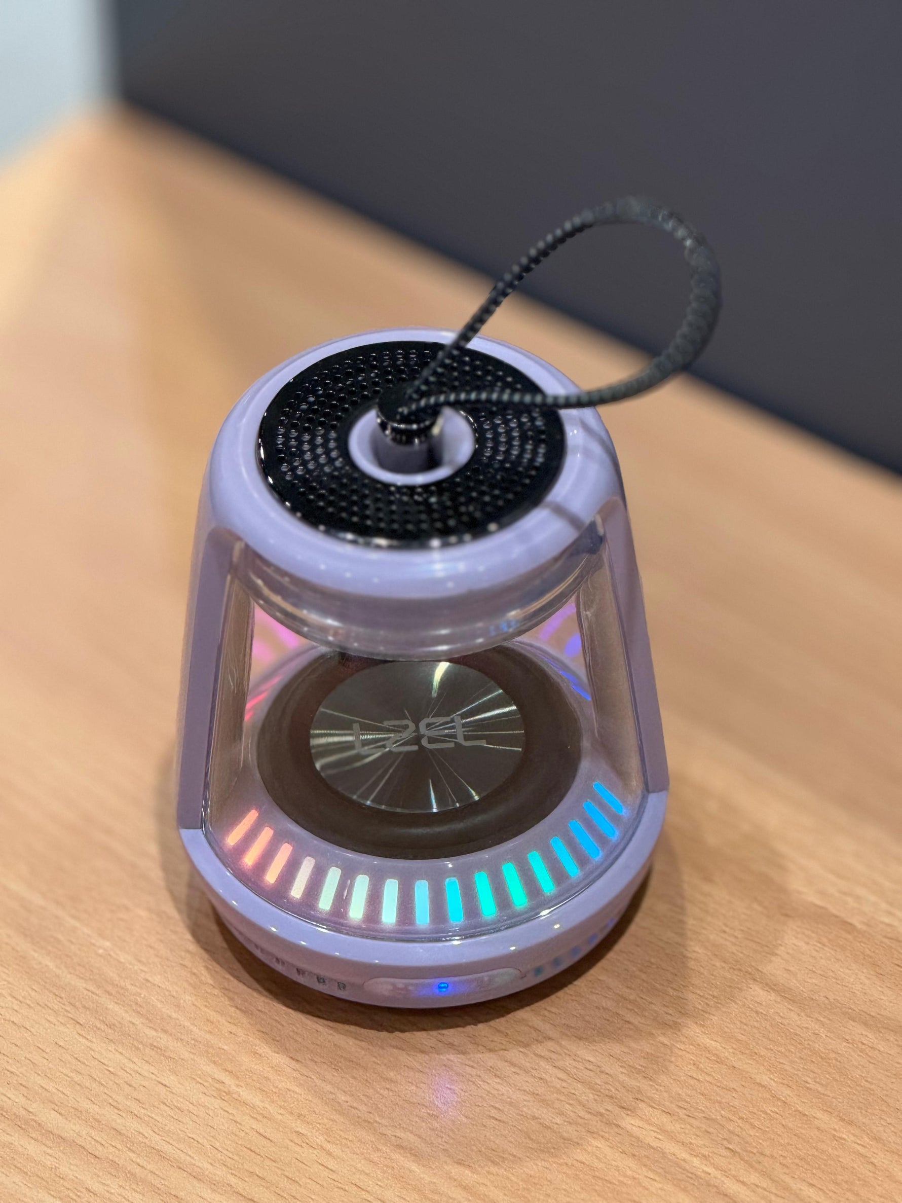 مكبر صوت لاسلكي علي شكل مصباح من ليزل مع اضواء RGB  | بنفسجي