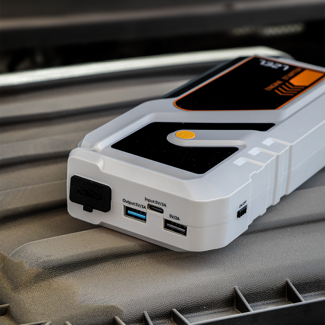 معزز لبطارية السيارة متعدد الوظائف من LZEL EnergizeIgnite Air 12000mAh 12V مع كشاف LED | رمادي/أسود