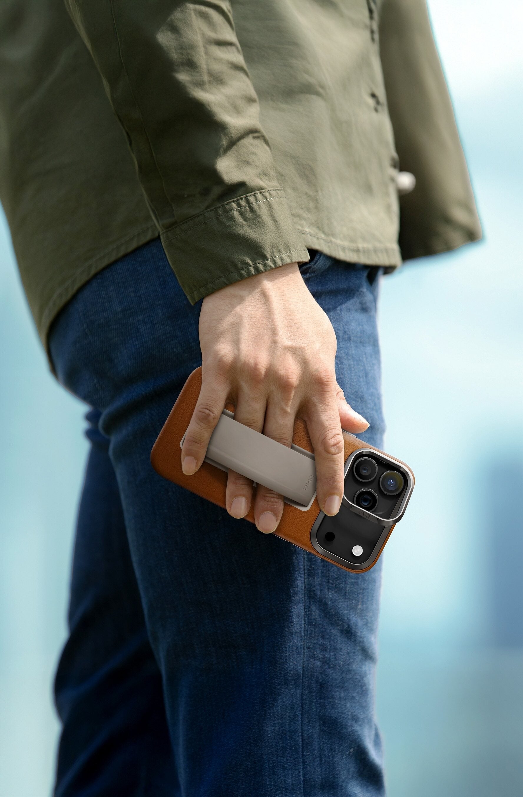 UNIQ Hybrid Heldro Pro MagClick Case with Camera Stand for iPhone 17 Pro Max | Caramel