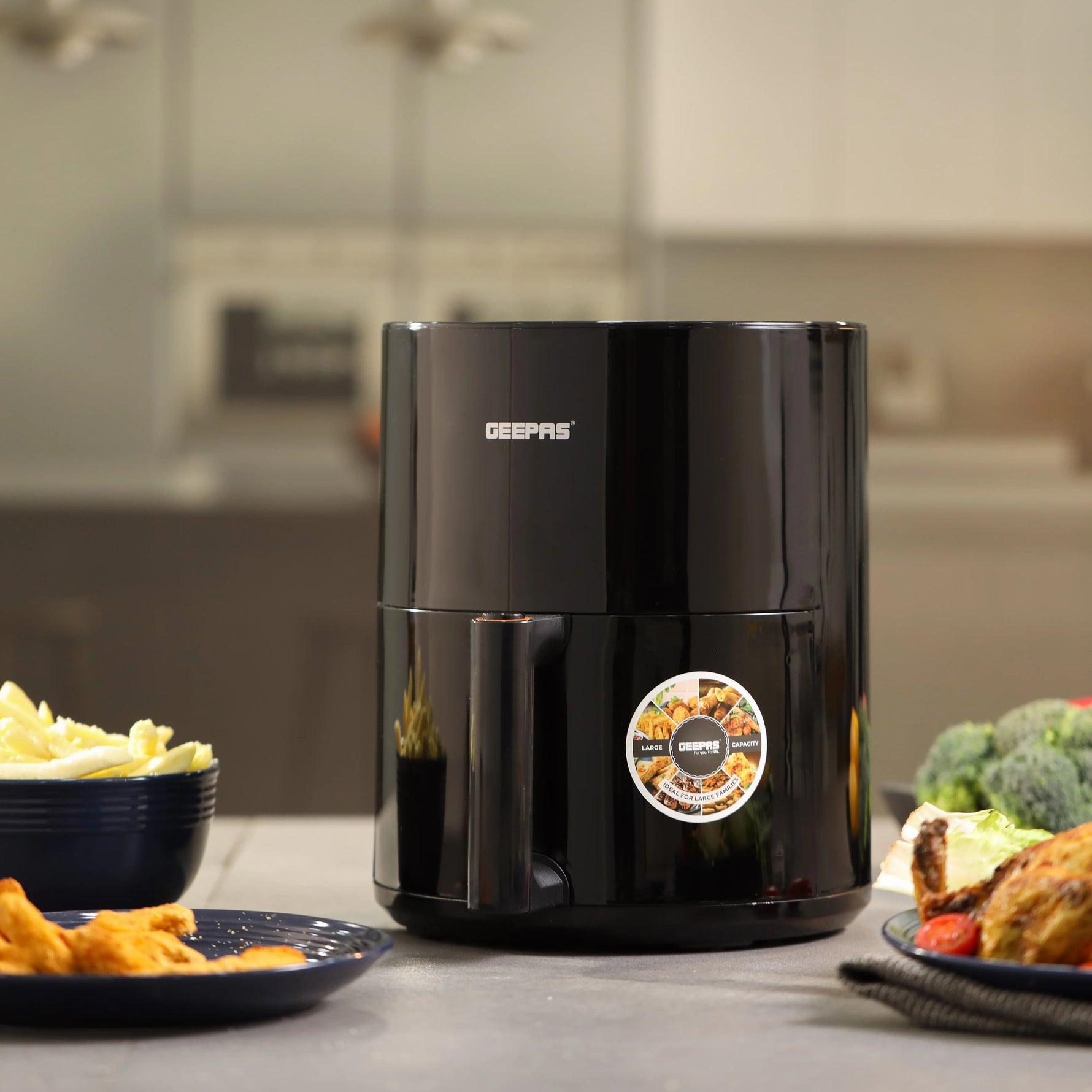 قلاية هوائية رقمية Geepas 4 لتر بدون زيت مؤقت 80-200°C 8 برامج أسود