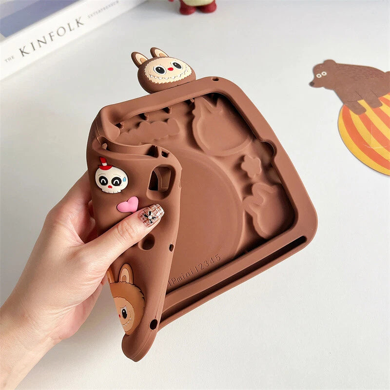 كڤر حماية Labubu لجهاز iPad 10th الجيل العاشر مصنوع من السيليكون المرن